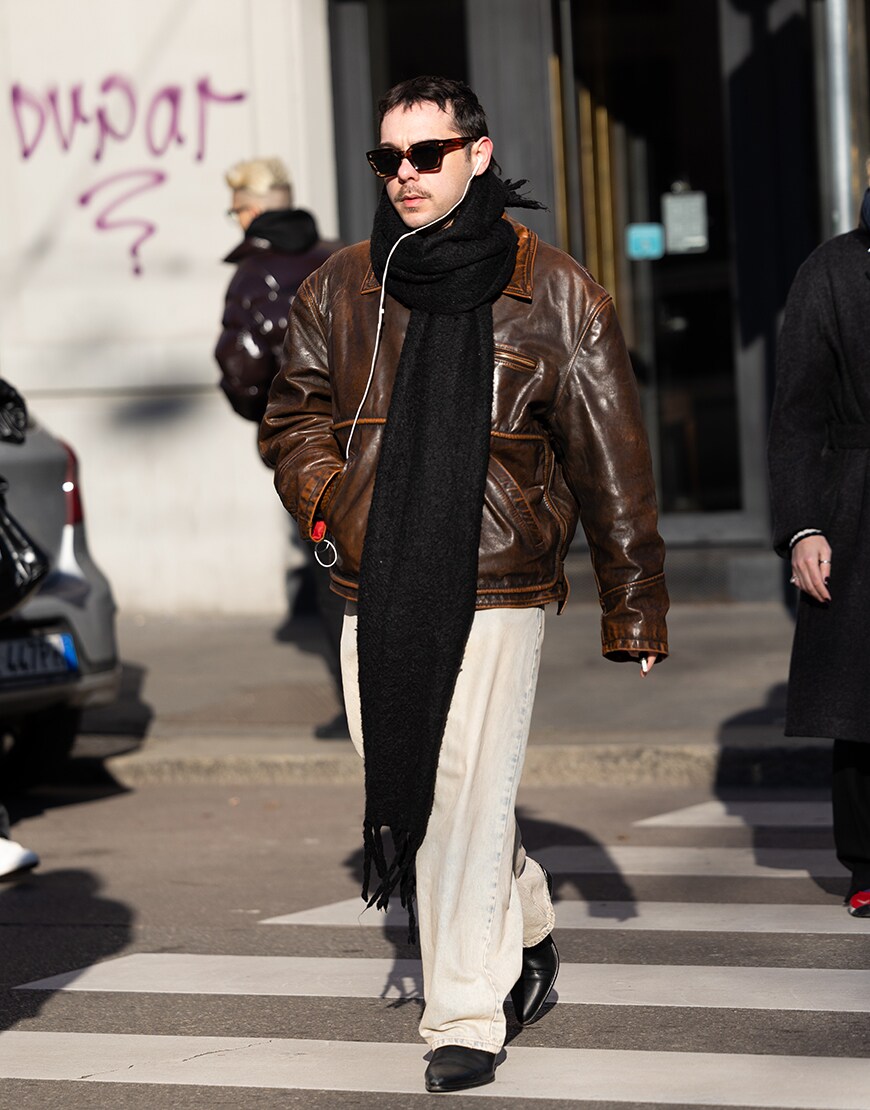 Man wearing a long black scarf