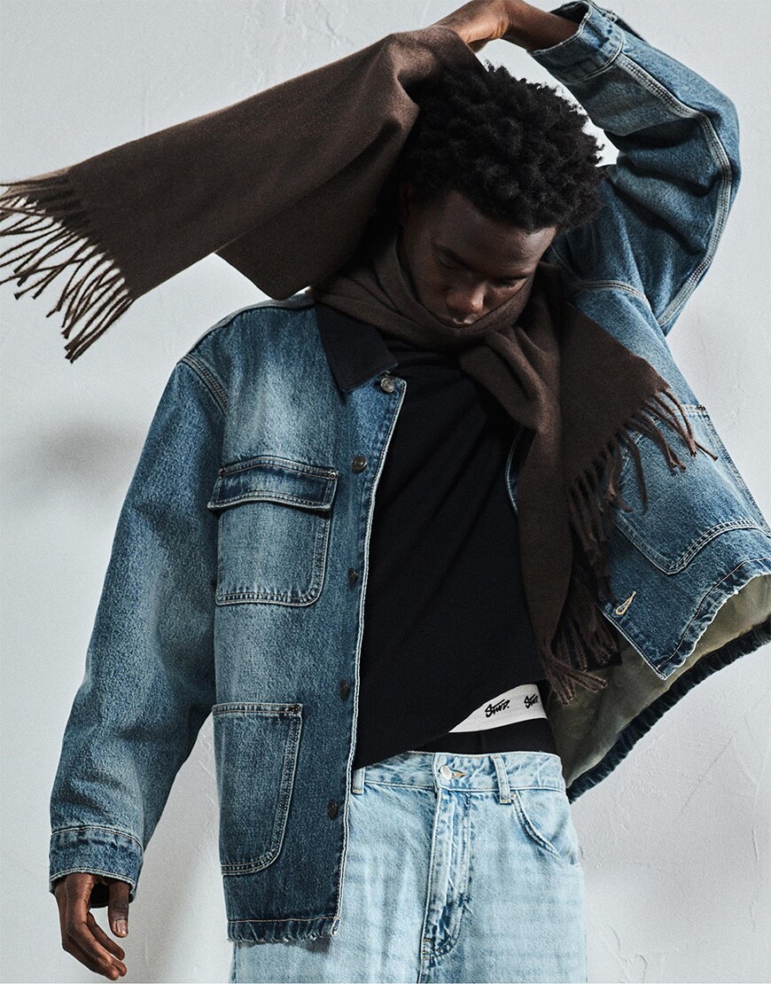 Man wrapping a scarf over his head