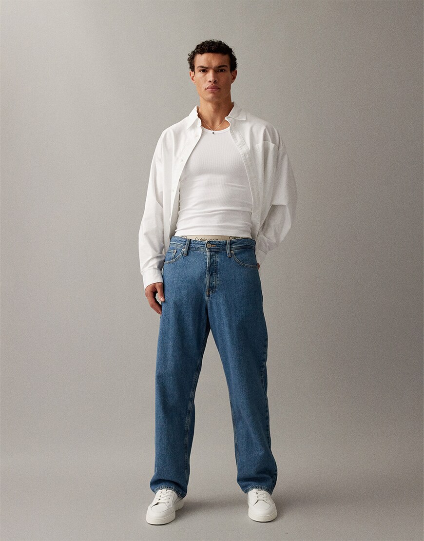 Man wearing loose straight jeans