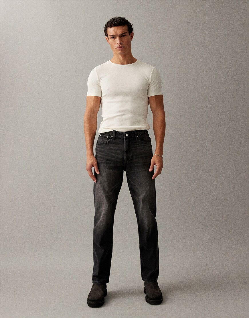 Man wearing straight jeans