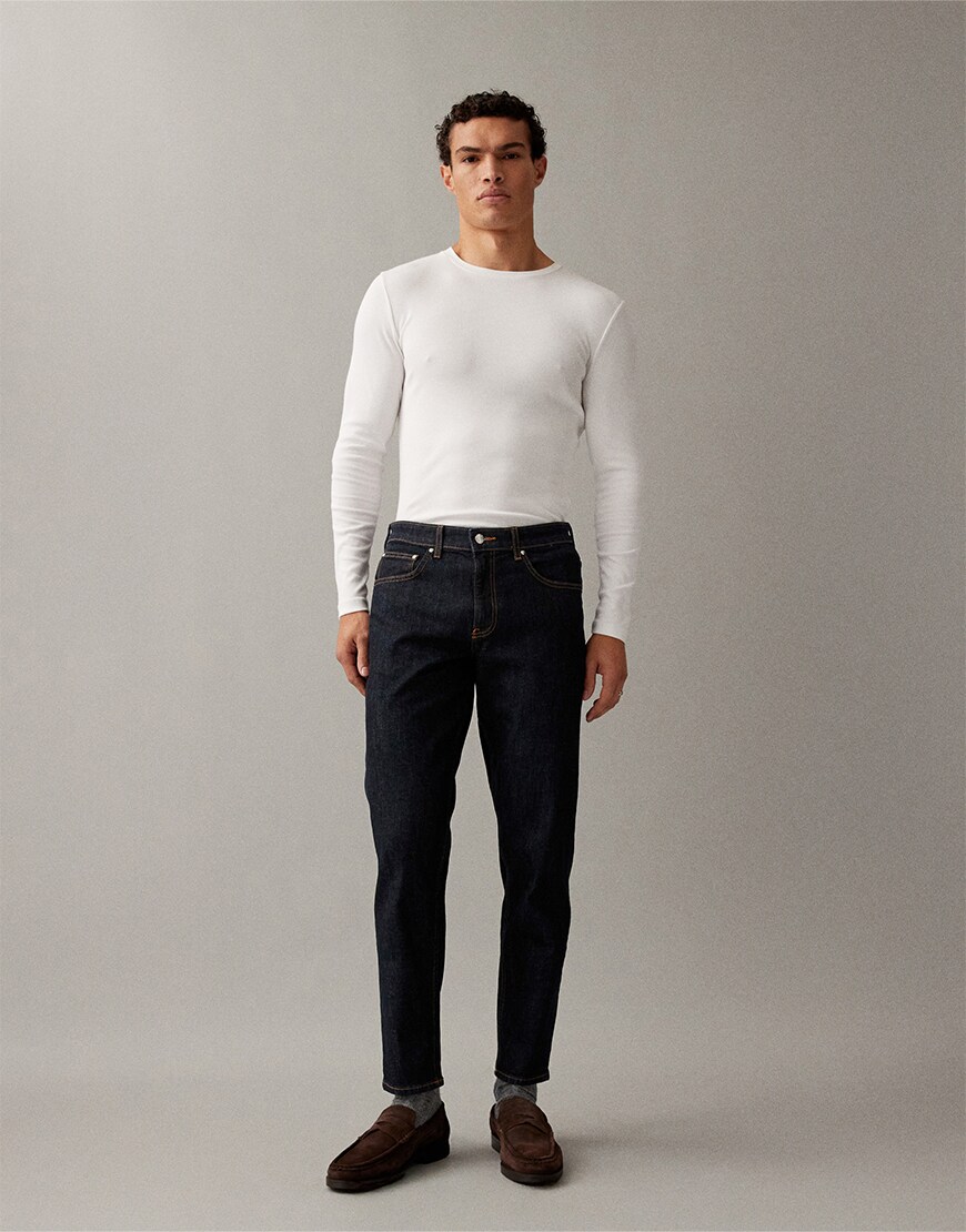 Man wearing tapered jeans