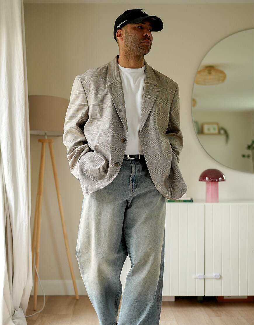 Man wearing a blazer and jeans