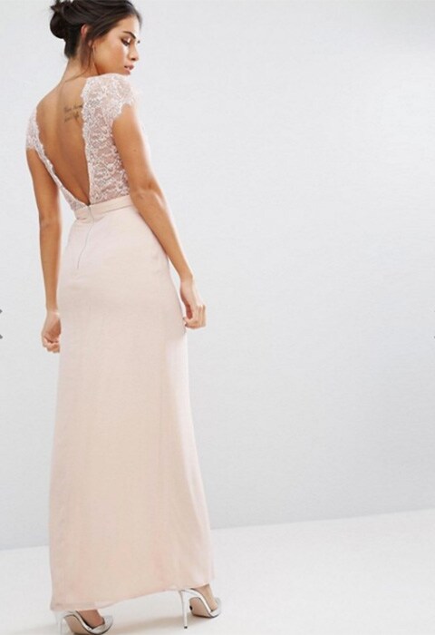 vestido con escote pronunciado en la espalda