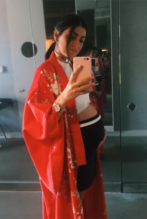 Anna Lunoe red kimono pregnant