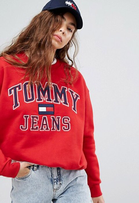 El estilo años 90 es la tendencia más top este OI17. Por eso, para un look con el que vas a estar realmente cómoda, esta sudadera roja con logo estilo años 90 de Tommy Jeans Capsule tiene que ser tuya. 