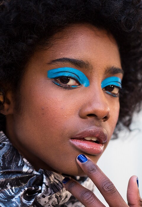 Experimenta con looks de beauty que hablan por si solos. Con una sombra de ojos mate en azul turquesa y un esmalte de uñas en azul eléctrico, este OI17 no te va a hacer falta usar filtros de Instagram.