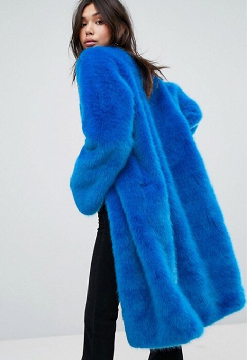 Un abrigo largo de pelo sintético en color azul eléctrico para combinar con tus looks de día y de fiesta este OI17. ASOS moda y tendencias