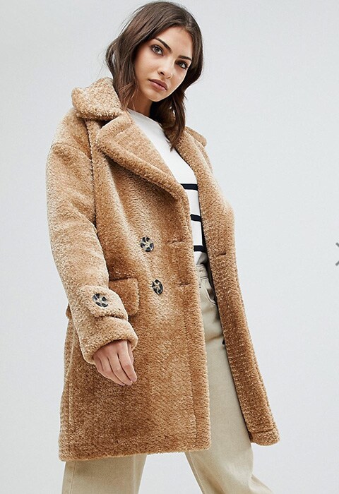 Si este OI17 aún no te has hecho con el abrigo de peluche, no esperes más. Es una de las prendas que mejor vas a poder combinar con cualquier look de esta temporada. ASOS, moda y tendencias.