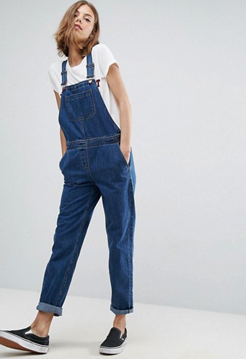 El peto vaquero largo estilo años 90 es la prenda retro arrasa en el street style y en los armarios de todas las it girls. Hazte con él en Black Friday. ASOS Moda y tendencias.