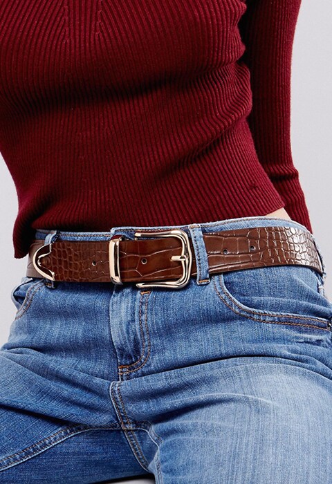 Cinturón en marrón de efecto piel de cocodrilo con punta de ASOS  para que te lo pongas con vaqueros y tus pantalones de OI17. Moda y tendencias de esta temporada.