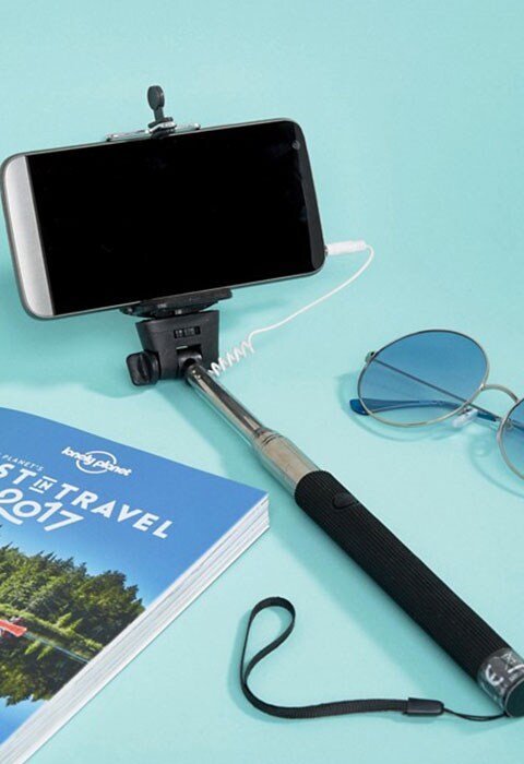 Palo selfie con conector. Un regalo que va a sorprender a tu amigo invisible. Un detalle imprescindible para estas fiestas. OI2017