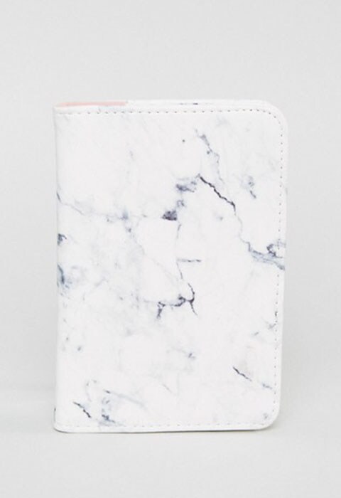 Funda para el pasaporte de efecto mármol de New Look. Un regalo que va a sorprender a tu amigo invisible. Un detalle imprescindible para estas fiestas. OI2017