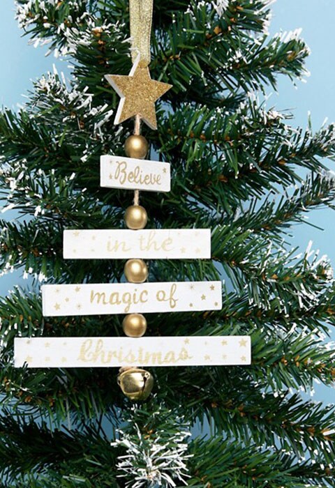Adorno para árbol de Navidad con eslogan I Believe in Christmas de Sass & Belle