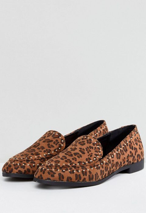 Mocasines con estampado de leopardo y tachuelas de Boohoo. Estos zapatos sin cordones son un básico para el armario de esta temporada OI17. ASOS lo último en moda, belleza, tendencias y estilo.