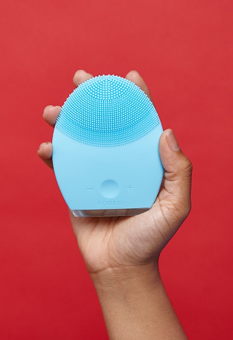 Foreo facial cleansing brush in combination