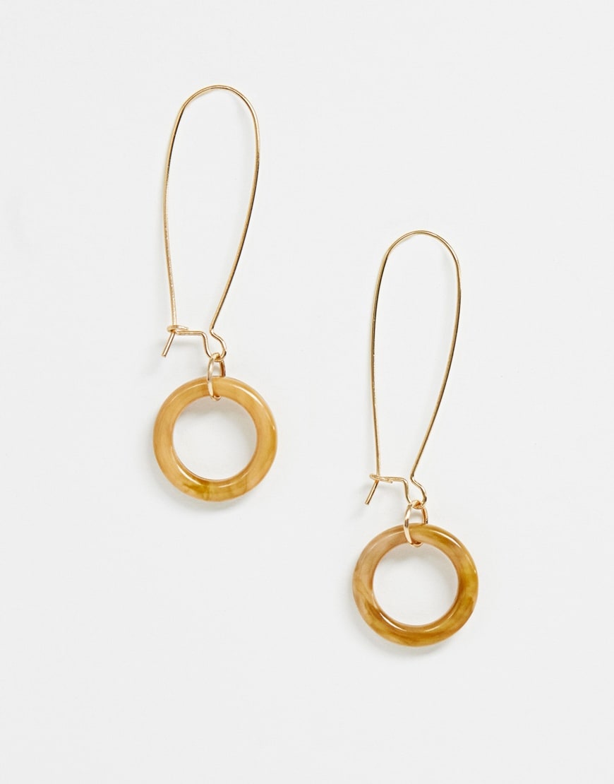ASOS DESIGN – Goldene Ohrringe zum Durchziehen mit offenem Design aus Kunstharz