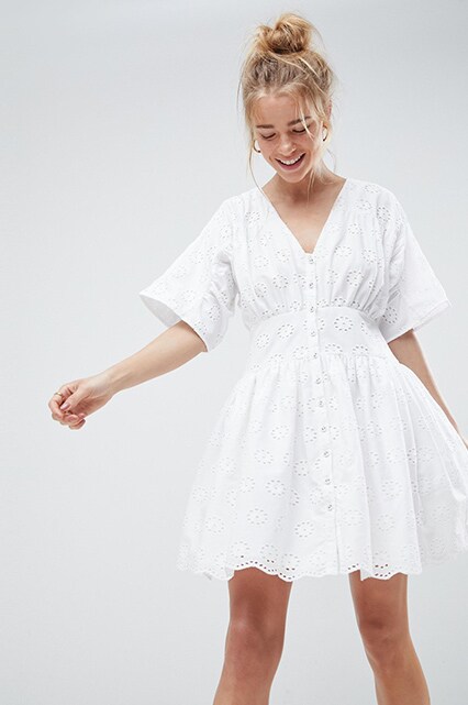 Mannequin ASOS portant une robe casual en broderie anglaise ASOS