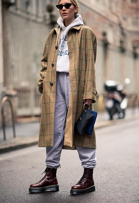 street style Fashion Week AH18 Milan portant un survêtement et un caban tartan