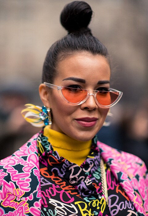 La última edición de Milan Fashion Week nos dicta las últimas tendencias en gafas de sol. En ASOS tenemos los diseños más rompedores que arrasan en el street style de la capital de la moda italiana. Desde gafas de ojo de gato tamaño XL, a las redondas de personalidad retro. ASOS, lo último en moda, belleza, estilo y tendencias. Tendencias 2018.