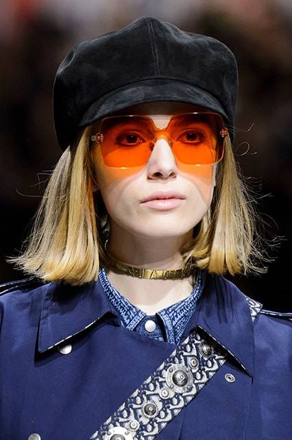 Mannequin Christian Dior portant des lunettes fluo orange à la PFW AH18