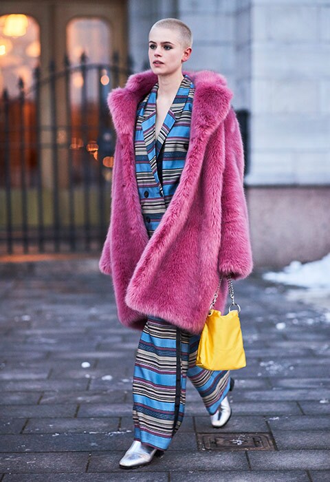 street style fashion week AH18 portant un costume et une fausse fourrure fuchsia