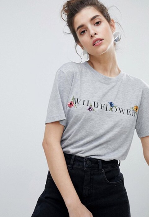 Camiseta holgada con estampado de flores salvajes de Neon Rose. Tendencia primavera verano 2018