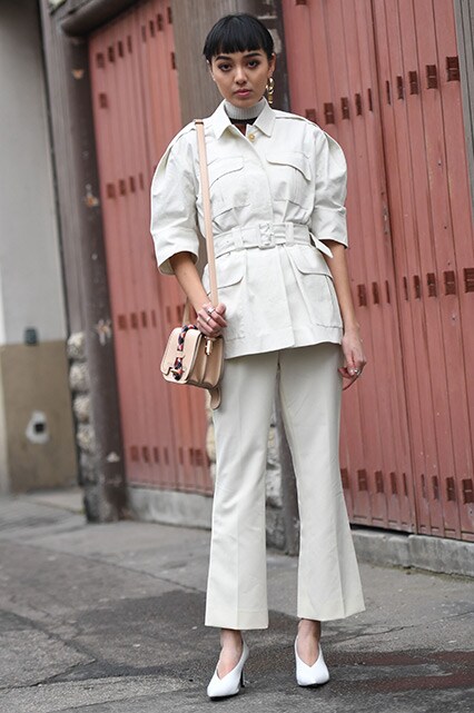 Street style PFW : 7 façons de porter le pantalon blanc, militaire chic