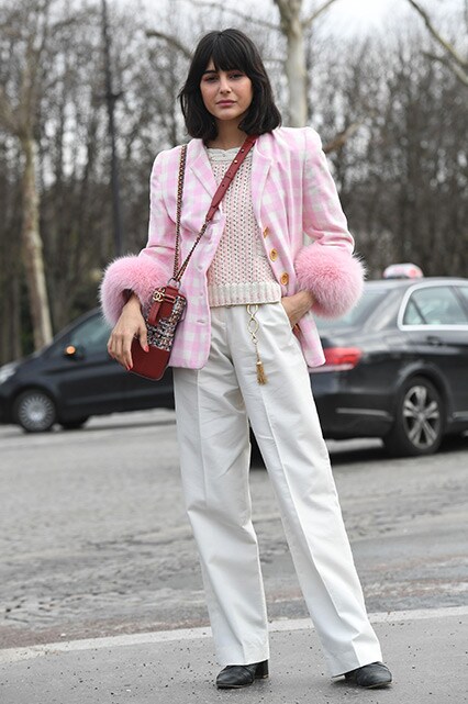street style PFW : 7 façons de porter le pantalon blanc, carreaux rose