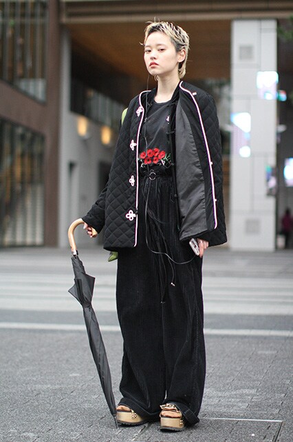 Street style Tokyo Fashion Week AH18 Femme total look noir