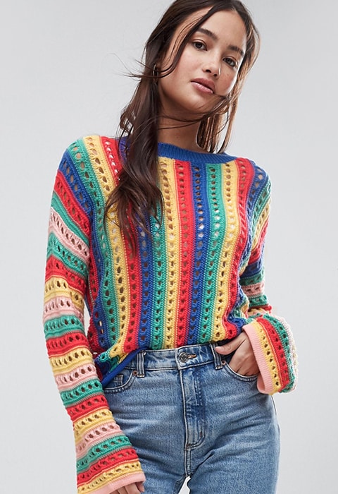 Jersey de croché con manga acampanada y rayas brillantes de ASOS DESIGN. Ariadna Tapia con top de rayas de colores de crochet.