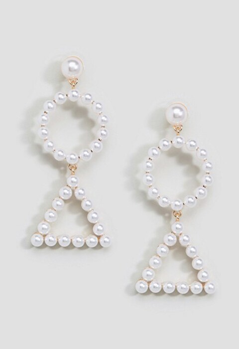 Pendientes de tendencia con perlas de ALDO. Las perlas adornan los looks más trendy y son el accesorio que no puede faltar en outfits de temporada. Tendencias 2018.