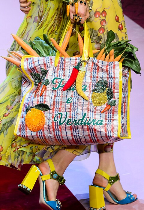 Bolso PV18 de Dolce & Gabbana. Esta primavera verano 2018, las referencias a la comida están en looks y accesorios con personalidad de bolsa de la compra. ASOS, lo último en moda, belleza, estilo y tendencias.