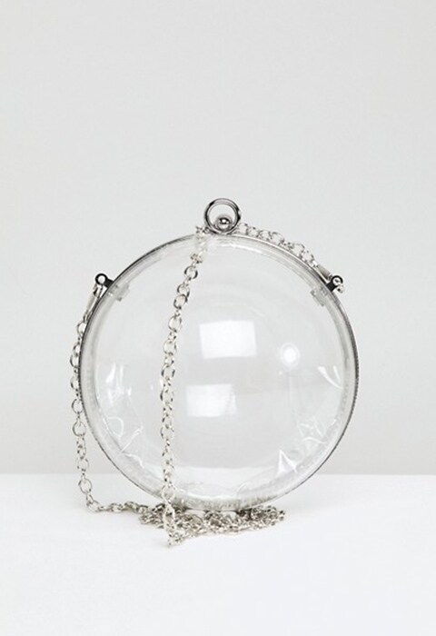Bolso bandolera con diseño de bola transparente y asa de cadena de ASOS. Bolso esfera con cadena de Chanel PV18. Tendencias primavera-verano 2018.
