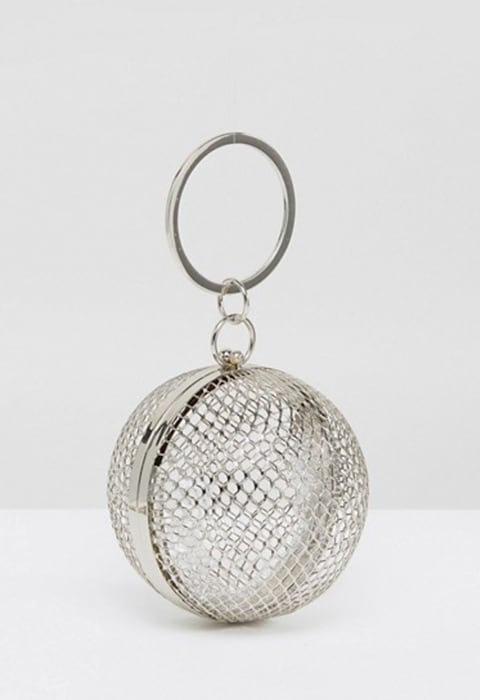 Bolso clutch con perlas Sphere de ASOS. Bolso esfera con cadena de Chanel PV18. Tendencias primavera-verano 2018.
