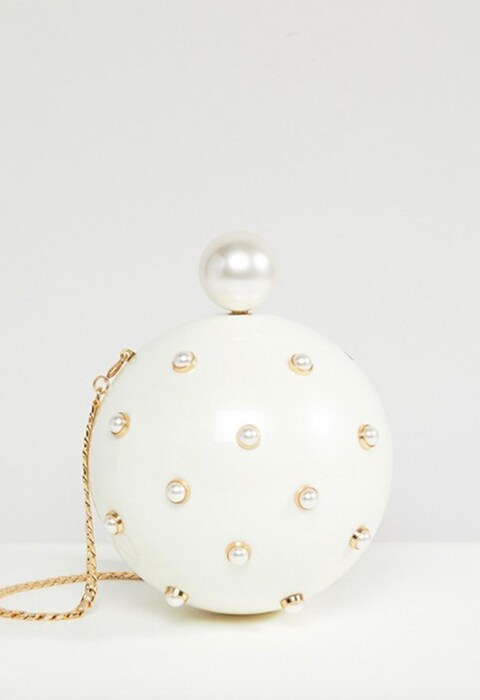 Clutch con diseño de esfera tipo rejilla de ASOS. Bolso esfera con cadena de Chanel PV18. Tendencias primavera-verano 2018.