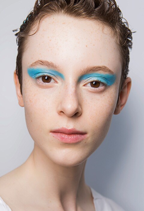 Model wearing turquoise graphic eye shadow at Marni SS18