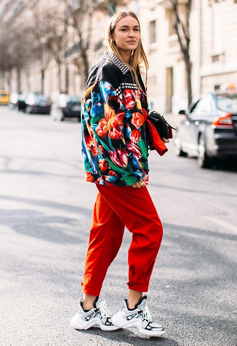 Street style portant les baskets Archlight Louis Vuitton avec une veste à fleur style western