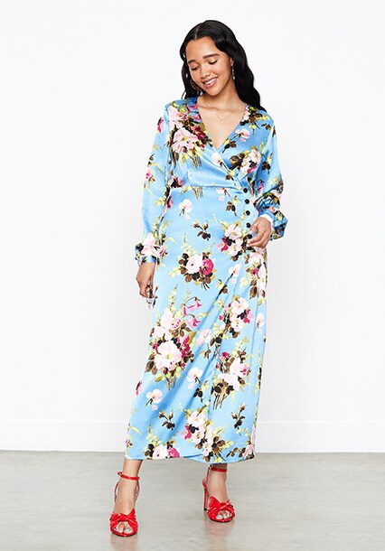 model asos portant une robe en soie à fleurs 