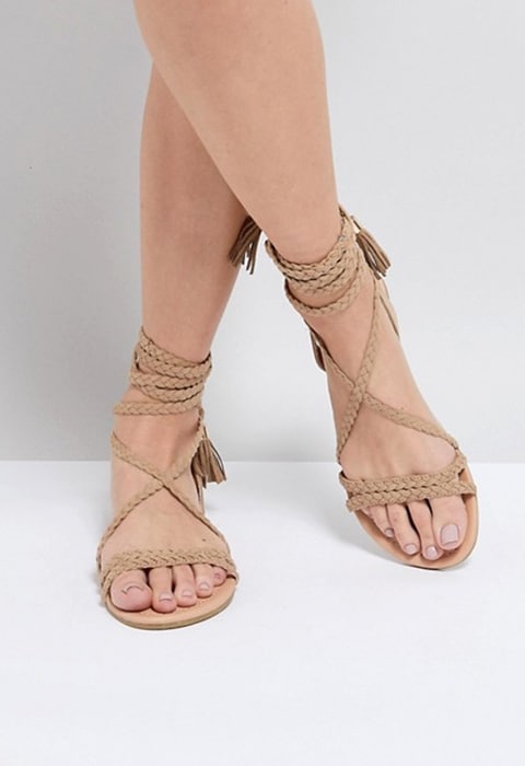 Sandalias planas trenzadas anudadas a la pierna FAYLA de ASOS. Top 10 de sandalias atadas a la pierna estilo romanas. Sandalias estilo gladiador. Tendencia primavera-verano 2018.
