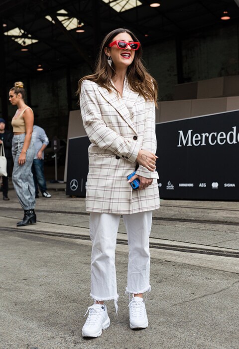 pantalon blanc baskets épaisses blazer sydney fashion week
