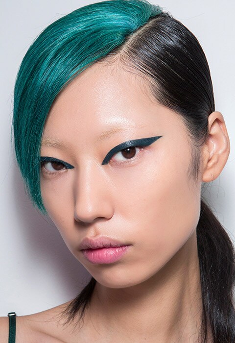 Models backstage at Fendi SS18 wearing blue eyeliner and dyed hair