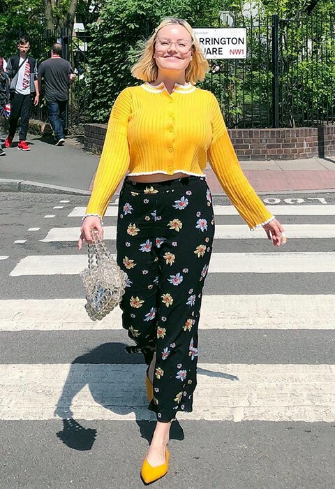 ASOS Insider Lotte portant un cardigan moutarde avec un pantalon à fleurs