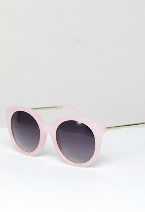 Gafas de sol estilo ojos de gato en rosa de Jeepers Peepers. Mercedes-Benz Fashion Week Australia Resort 19. Copia este look del street style de Sydney. Tendencias primavera-verano 2018.