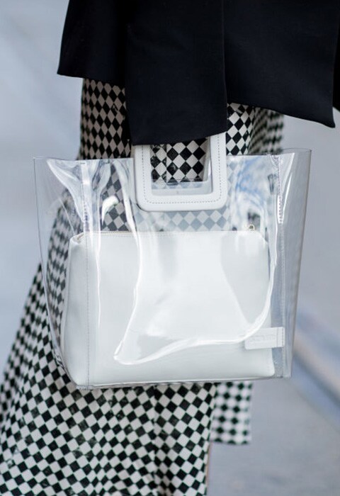 street style portant un sac en plastique et cuir blanc