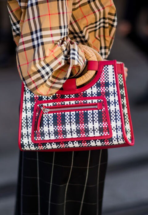 street style portant un sac à carreaux tartan