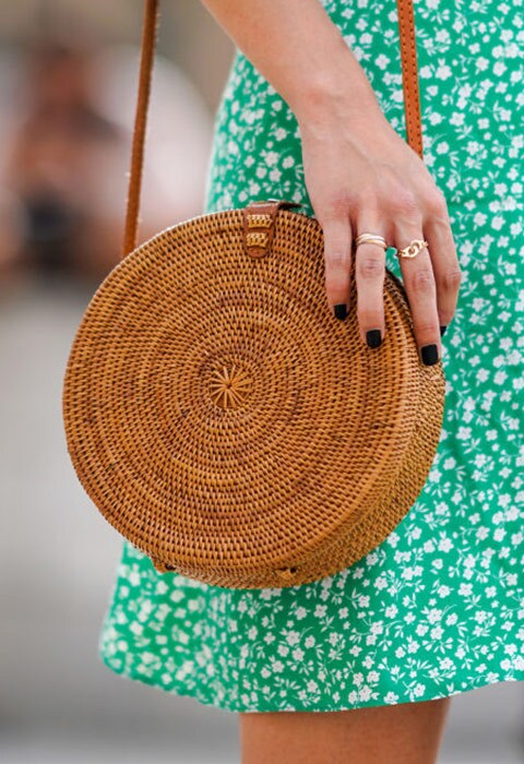 street style portant un petit panier circulaire avec robe à fleurs