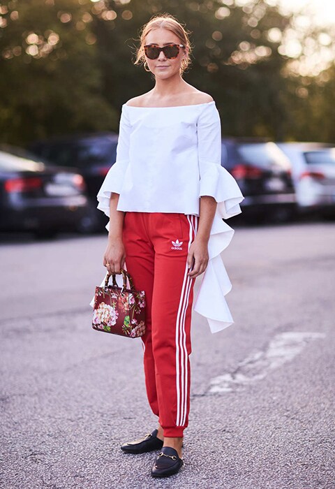 Street style primavera-verano 2018. Cómo combinar el pantalón de chandal rojo. ASOS, lo último en moda, belleza, estilo y tendencias.