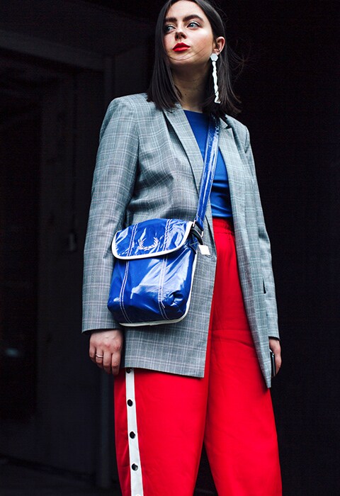 Street style primavera-verano 2018. Cómo combinar el pantalón de chandal rojo. ASOS, lo último en moda, belleza, estilo y tendencias.