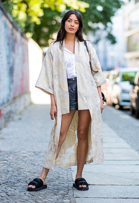 El street style de esta temporada primavera-verano 2018 prueba que el kimono está de moda. Looks con kimono. Contexto e historia del kimono. ASOS, lo último en moda y tendencias.