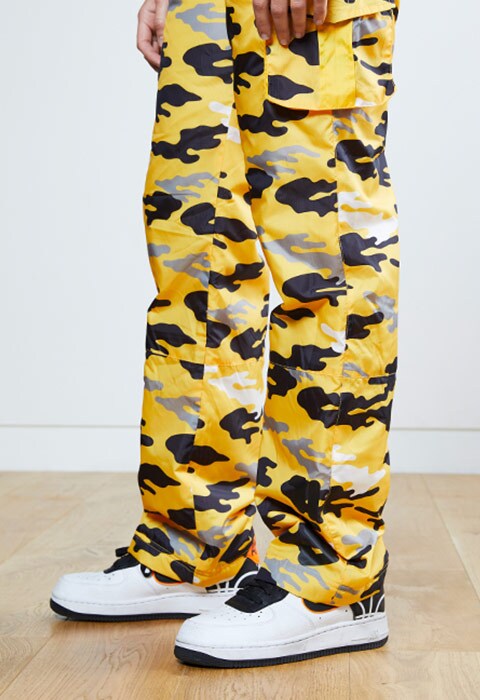pantalon camo camouflage jaune et crop top bleu sportswear
